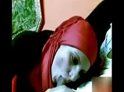 Kız açılır ve gözlüklerini liseli amatör porno vurur