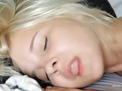 Abanoz gizli çekim amatör türk porno elbise yırtık, gözleri bağlı, salatalık ve becerdin